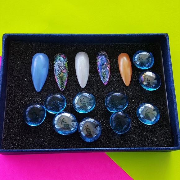 "FLORA" Floral Press-On Nails * Full Set* - Picture 3 of 6